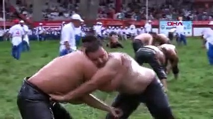 Kırkpınar'da pehlivanlar yağmura yakalandı