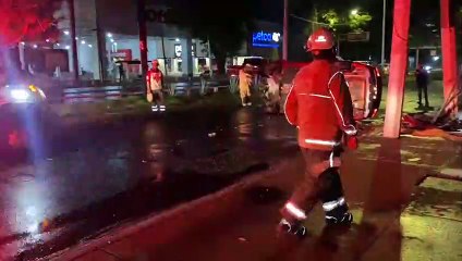 Jóvenes imprudentes vuelcan automóvil