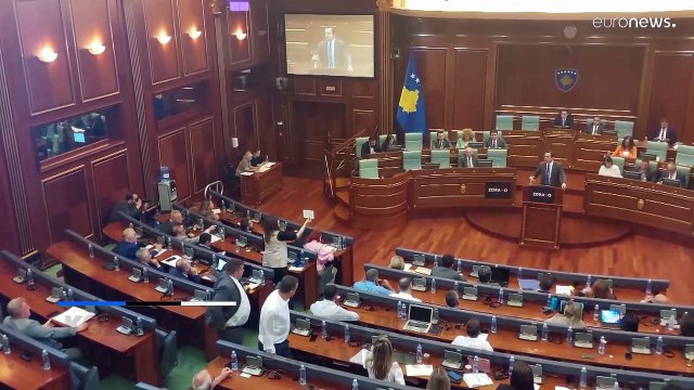 Έπεσε ξύλο στη βουλή του Κοσόβου (βίντεο)
