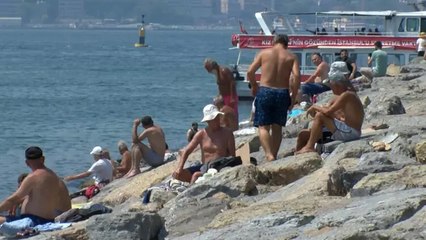 İstanbul'da sıcak havadan bunalanlar sahil ve park alanlarına koştu