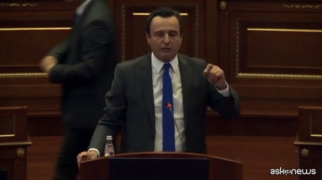 Zuffa in Parlamento in Kosovo, acqua sul premier Albin Kurti
