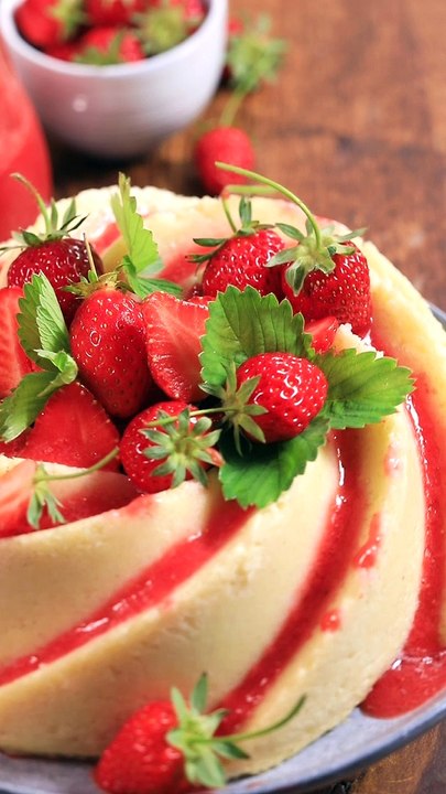CUISINE ACTUELLE - Gâteau de semoule aux fraises et coulis de fraise