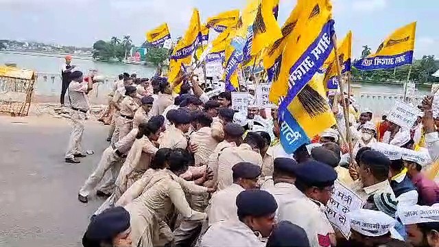 आम आदमी पार्टी के कार्यकर्ताओं ने शिक्षा मंत्री के खिलाफ प्रदर्शन करते हुए उनके आवास का घेराव किया।