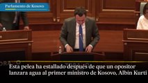 Los diputados y el primer ministro de Kosovo pelean en el Parlamento