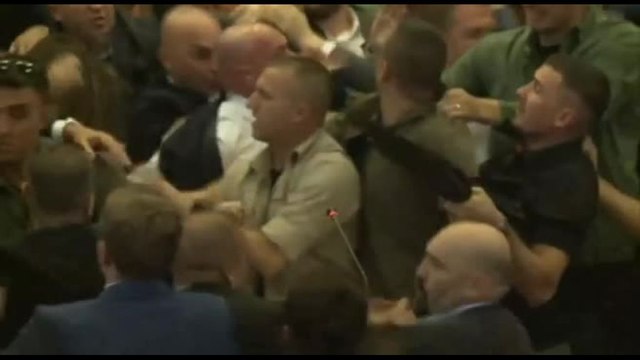 Zuffa in Parlamento in Kosovo, acqua sul premier Albin Kurti
