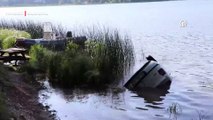 Sürücünün el frenini çekmeyi unuttuğu otomobil göle düştü
