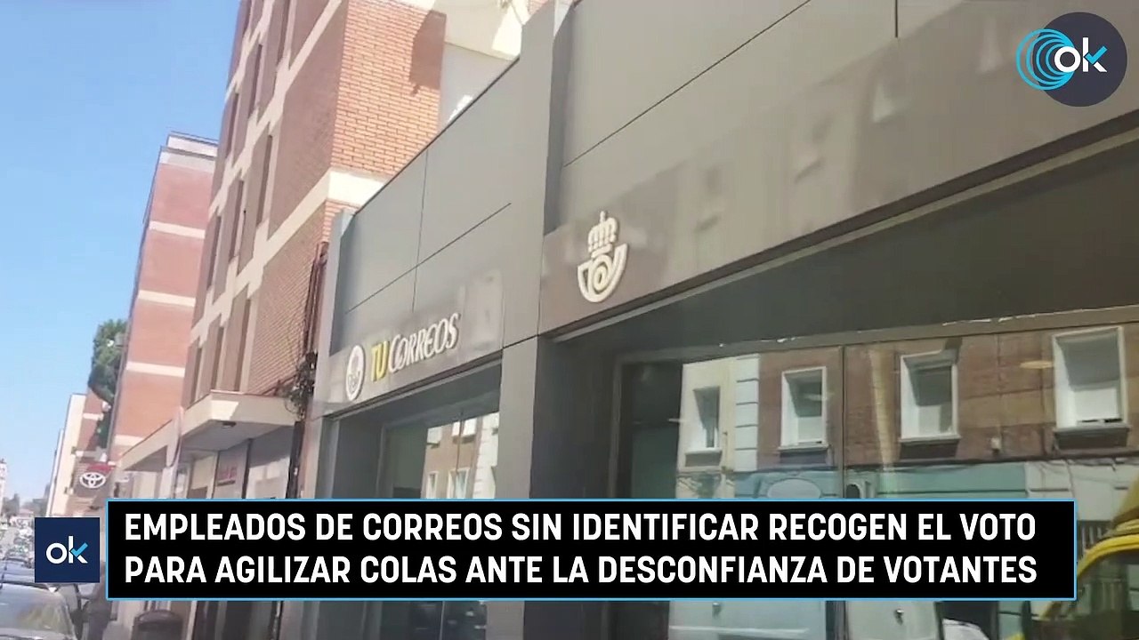 Empleados de Correos sin identificar recogen el voto para agilizar colas ante la desconfianza de votantes