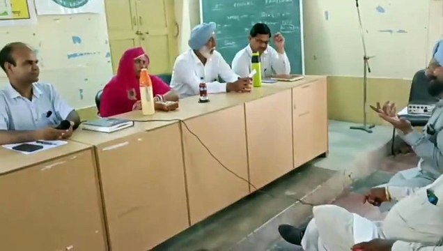 चाय की चुस्कियों के साथ बोले सरपंच: ‘लोग हमारे कपड़े फाड़ते हैं...साहब, मनरेगा में काम करें स्वीकृत’