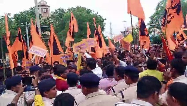 शासकीय कार्य में बाधा का अपराध दर्ज करने के विरोध में सर्व हिन्दू समाज ने निकाली रैली, कलेक्टोरेट के सामने किया 4 घंटे चक्काजाम