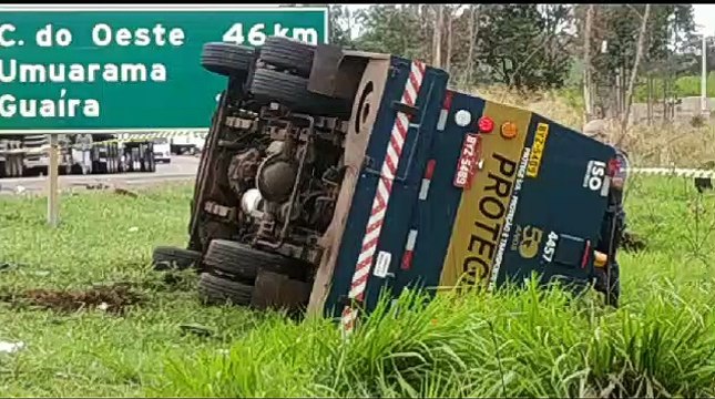 Acidente envolvendo dois caminhões e um carro forte deixa duas pessoas feridas na PR-323