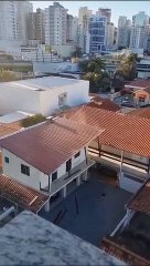 Vídeo impressionante mostra vento arrancar telhado inteiro de casa em Itapema