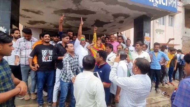 कुएं में मिला दो दिन से लापता युवती का शव, एसिड़ से झुलसा मिला चेहरा, पोस्टमार्टम में छाती में मिली गोली