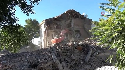 Le bureau du gouverneur, endommagé lors du tremblement de terre, est en cours de démolition