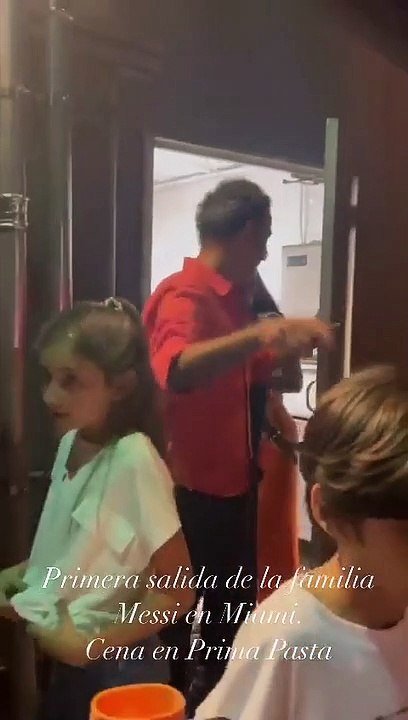 Leo Messi saluda a los aficionados durante su primera salida en Miami