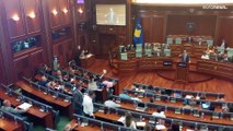 يحدث في برلمان كوسوفو: شجار بسبب رش نائب الماء في وجه رئيس الوزراء