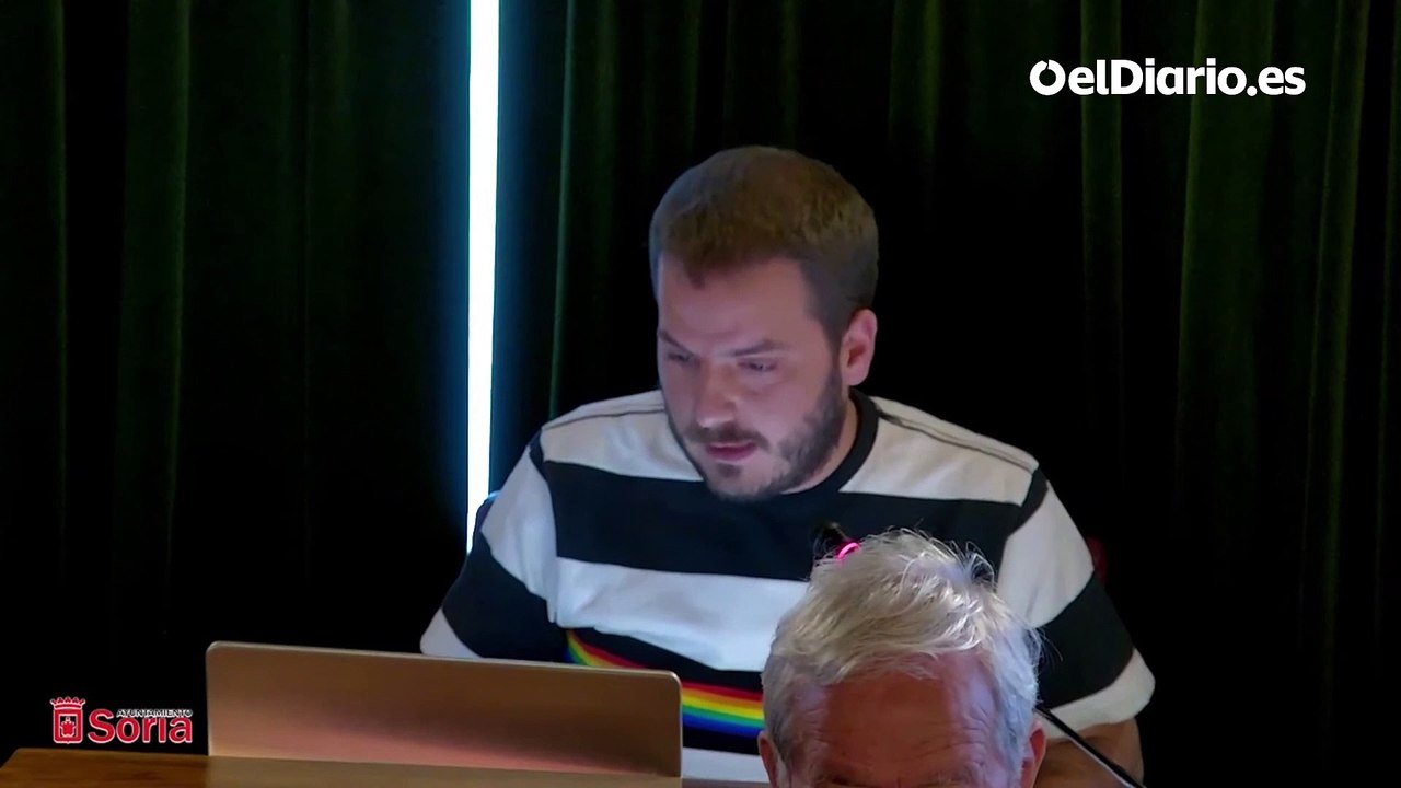 "A mí me han gritado maricón de mierda": un concejal de Soria responde al intento de Vox de quitar la bandera LGTBI