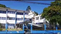 Parte de teto de escola e Itajaí vem abaixo com força do vento