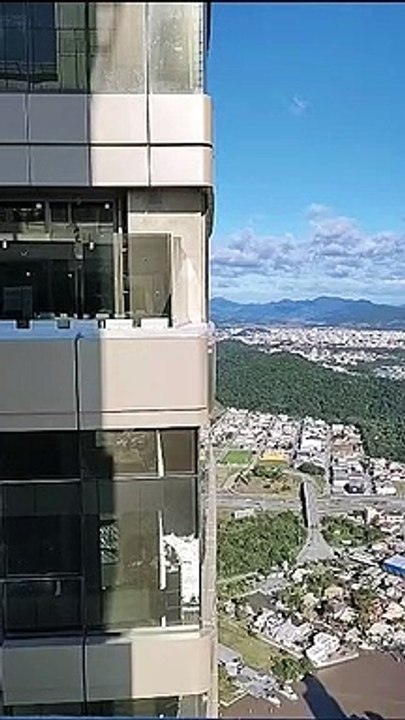 Cobertura de Neymar em Balneário Camboriú balança durante ciclone