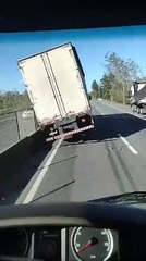 Vídeo mostra ciclone derrubando caminhão na BR-101 em SC
