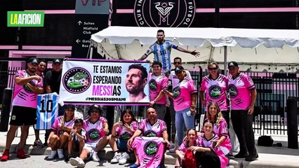 Aficionado argentino le roba un beso a Messi tras pedirle una foto