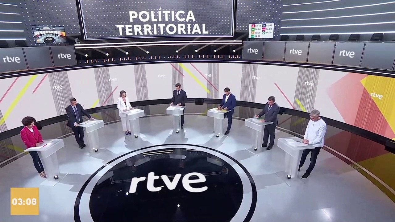 Rufián entrega a PP y Vox unas revistas en “catalán” que se “están prohibiendo” en la Comunitat Valenciana