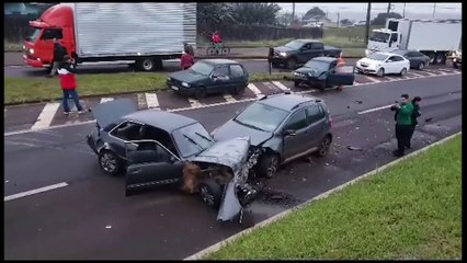 Acidente entre quatro carros interrompe trânsito na PRc-467 em Cascavel