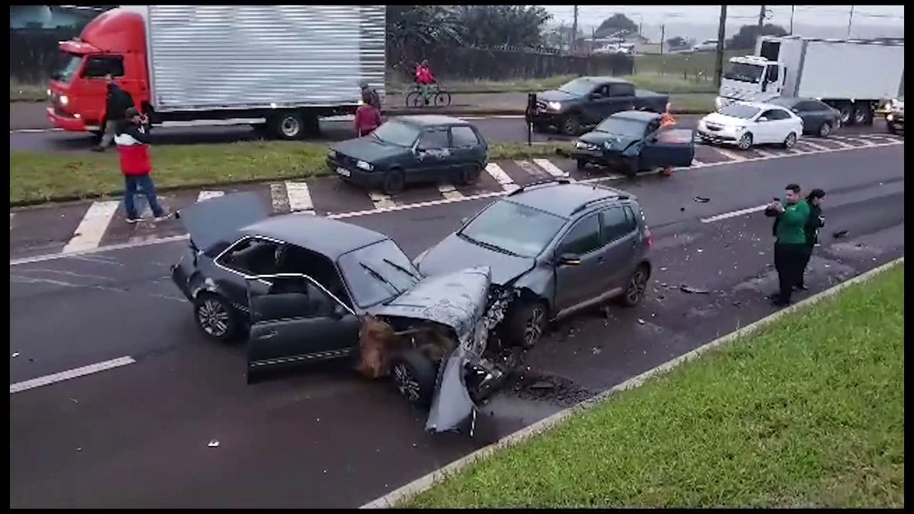 Acidente entre quatro carros interrompe trânsito na PRc-467 em Cascavel