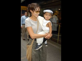 Le fils aîné de Brad Pitt, 21 ans, rarement vu, apparaît avec sa mère comme un couple de mariés :