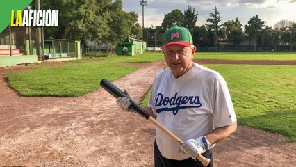 AMLO salió a batear para estar en forma; "Ya no es lo mismo, pero me defiendo"