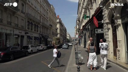 Tải video: Caldo torrido in Francia, a Lione picchi di quasi 40 gradi