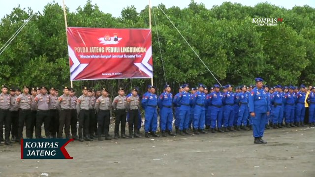 Ajak Cinta Lingkungan, Kapolda Jateng Irjen Pol Ahmad Luthfi Pimpin Bersih-bersih Pantai