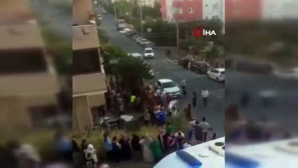 Otomobil bahçeye uçtu, 2 kişi yaralandı: Mahalleli doğalgaz patlaması sanıp sokağa döküldü