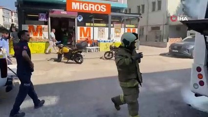 İşçiler son durakta indikten sonra servis aracı aniden alev aldı