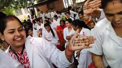 नर्सिंग स्टाफ ने लगाई मेंहदी, नारे लिखे
