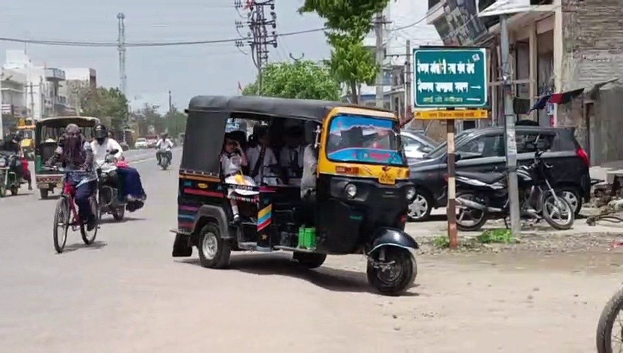 यहां बच्चों की जान से खिलवाड़, नियमों को ताक पर रखकर परिवहन, पढ़े पूरी खबर