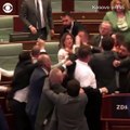 Découvrez les images surprenantes d'une bagarre qui a éclaté au parlement du Kosovo, après qu'un député d'opposition a aspergé d'eau le Premier ministre - VIDEO