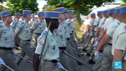 下载视频: 14 juillet en France : des étudiants de lycées militaires africains participent au défilé militaire