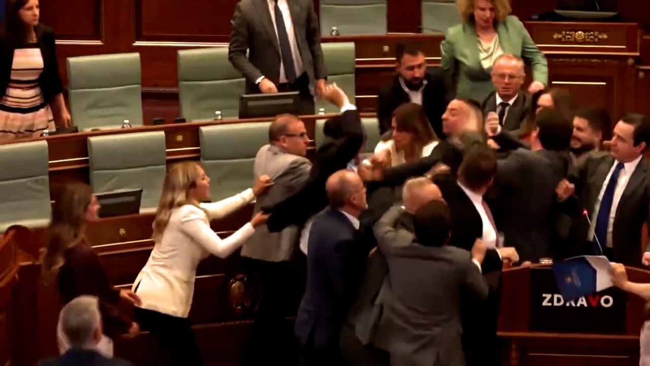Tensions au Kosovo : une bagarre éclate entre des élus au Parlement