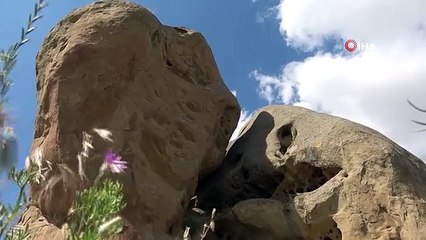 Sivritepe köyündeki içi oyuk kayalar uzun yıllardır gizemini koruyor
