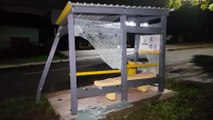 Abrigo de ônibus fica destruído após ser atingido por veículo na Rua da Imigração
