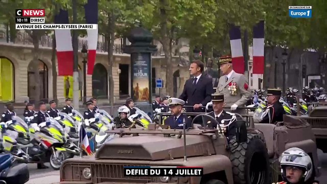 14 juillet: Emmanuel Macron hué pendant sa descente des Champs-Élysées, lors du passage en revue des troupes - Certains ont scandé Macron démission