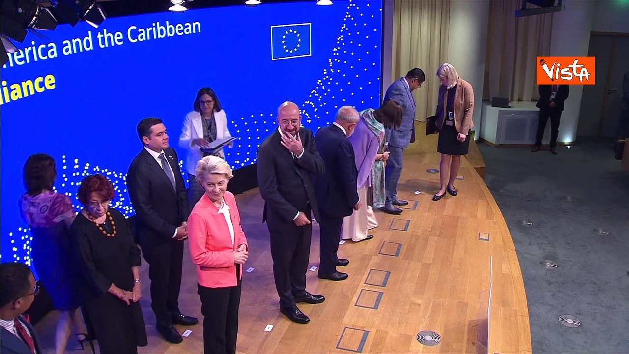 Al via il summit Ue-Celac, presenti 48 capi di Stato e governo. La foto di gruppo