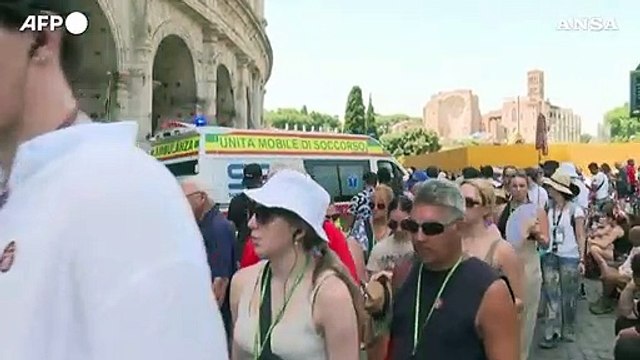 Roma, turisti affollano il Colosseo nonostante il caldo torrido