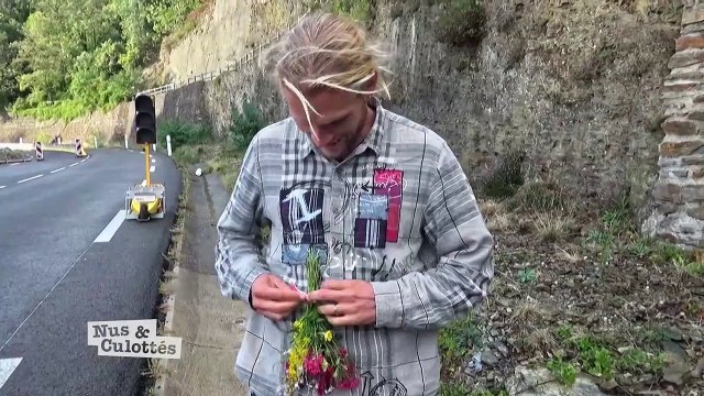 Extrait de la saison 11 de Nus et Culottés : bientôt une version avec des femmes ? Nans et Mouts y pensent