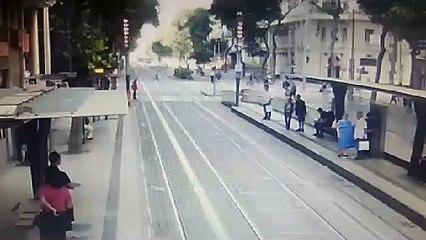 Caminhão colide em viatura da polícia e tomba em cima de populares no Centro do Rio; Vídeo.