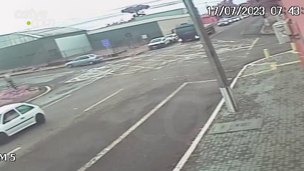 Caminhão passa por cima de moto e jovem sobrevive; assista