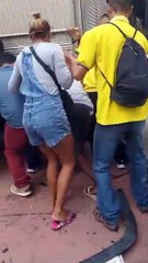 Pedestres se unem para retirar homem que estava em baixo do caminhão.