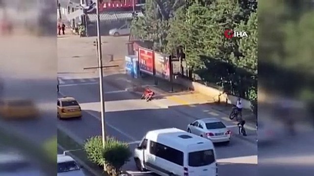 Seyir halindeki motosiklet alev alev yandı