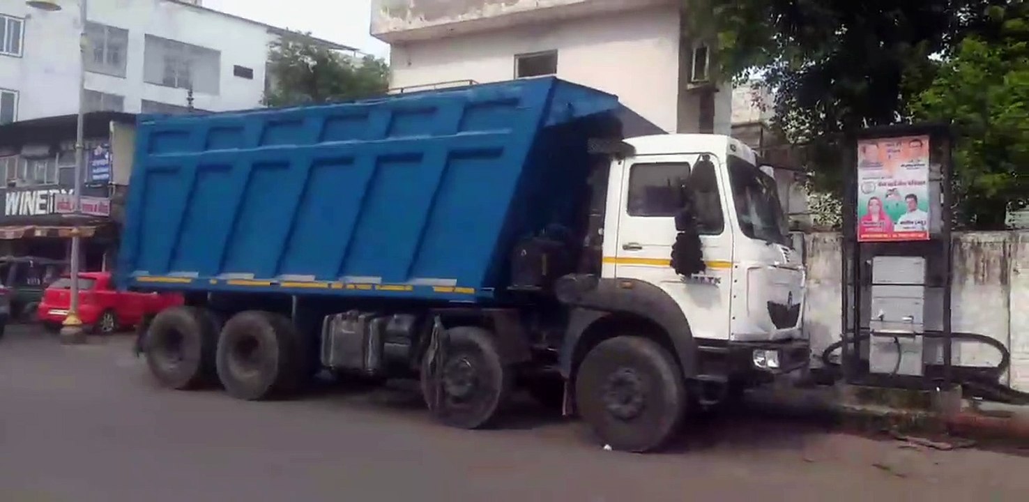 शहर में हादसों का कारण बन रहे भारी वाहन, आंखें मूंद कर बैठे अधिकारी, सड़क पर अवैध रेत मंडी की अनुमति किसने दी