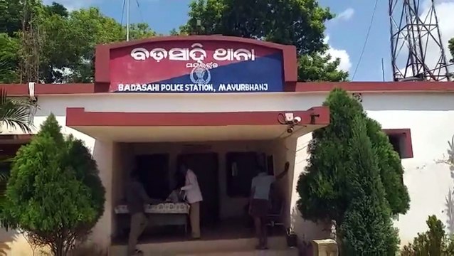 Ceset yakma alanında yarı yanmış insan eti yiyen iki kişi köylüler tarafından dövüldü